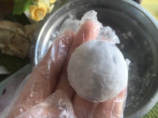 10、紫薯水晶汤圆,捏拢收口，搓圆整型