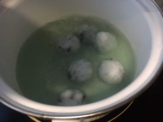 13、紫薯水晶汤圆,下入汤圆，浮起了再略煮一下关火焖两分钟即可