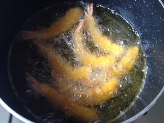 10、日式炸虾,放入油锅，中小火炸至金黄即可