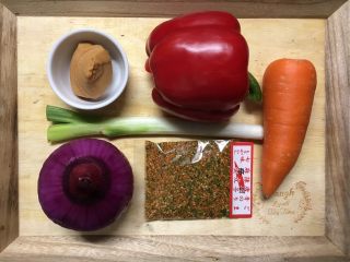 1、东京鱼汤,味噌，红甜椒，胡萝卜，大葱，七味唐辛子，汤底的主要食材准备。