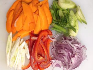 2、东京鱼汤,蔬菜都切成薄片。