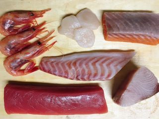 3、东京鱼汤,甜虾，帆立贝，三文鱼，鲷鱼，鰤鱼，金枪鱼。