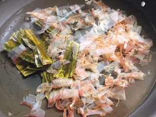 7、东京鱼汤,先烧一锅水，下昆布，鲣鱼花煮成底汤。