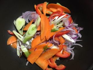 8、东京鱼汤,另起一锅，炒蔬菜片。