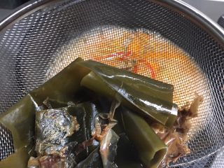 11、东京鱼汤,把底汤过滤，加入炒蔬菜的锅中。