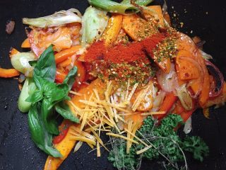 9、东京鱼汤,炒香后加入香草。