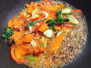 10、东京鱼汤,倒入白葡萄酒，让酒精蒸发一下。