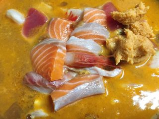 12、东京鱼汤,加入海鲜（各留一块不放，装盘用），大火烧开，大火烧开后转小火熬煮十五分钟（煮久会发苦）。