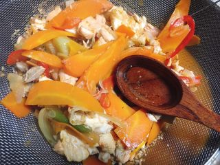 14、东京鱼汤,用勺把残余的汤汁压出来。