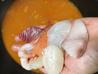 15、东京鱼汤,汤汁再次烧开，加入剩下的海鲜，一分钟后起锅（海鲜不要烫全熟，全熟口感干柴）。