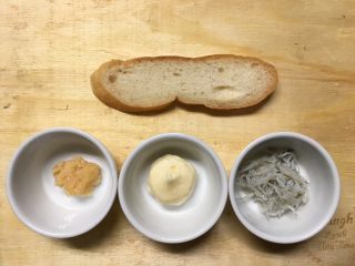 16、东京鱼汤,法棍，蒜泥，美乃滋，小银鱼。