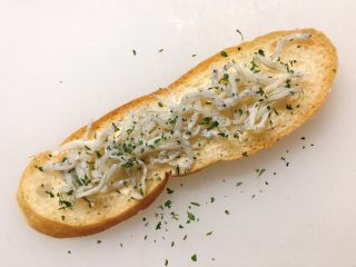 17、东京鱼汤,法棍进烤箱烤脆，抹上美乃滋，蒜泥，撒上小银鱼，法香。