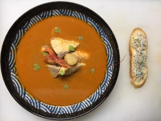 18、东京鱼汤,装盘，把海鲜先放在中间摆好，再倒入汤汁。