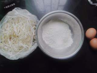 1、韩式豆芽饼 ,准备食材