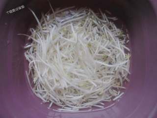 2、韩式豆芽饼 ,将豆芽洗净备用