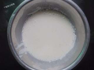 3、韩式豆芽饼 ,面粉倒入盘中，加入鸡蛋一个，少许水搅拌均匀；加盐、五香粉调味拌匀成比较浓稠的面糊