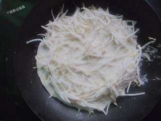 7、韩式豆芽饼 ,倒入适量的面糊用锅铲摊成又平又薄的饼状