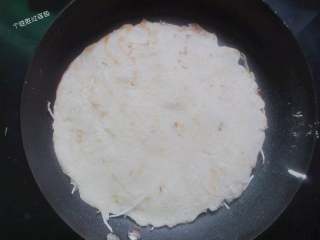 8、韩式豆芽饼 ,煎至金黄色，翻过煎另一面至金黄色