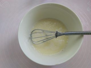 1、白玉饼皮月饼,取一个深瓷碗，倒入牛奶，糖粉，植物油搅拌均匀