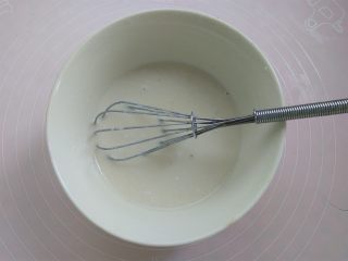 2、白玉饼皮月饼, 倒入糯米粉，粘米粉，澄粉搅拌均匀