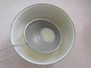 3、白玉饼皮月饼,再取一只盆子，把面糊过筛2次以上