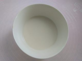 4、白玉饼皮月饼, 过筛好的面糊静置30分钟，然后盖上保鲜膜放入蒸锅，用大火蒸25分钟，在15分钟的时候掀开保鲜膜搅拌一下面糊再盖上保鲜膜继续蒸（注意不要烫到