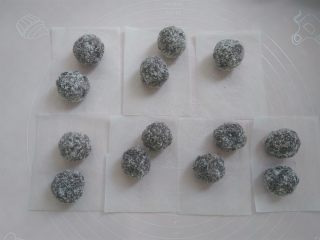 5、白玉饼皮月饼,蒸面糊的时间分豆沙馅，每个25克，豆沙上滚一层椰蓉