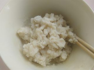 6、白玉饼皮月饼,蒸熟的面团取出用筷子扒拉散开，帮助降温