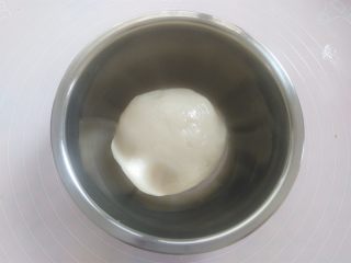 7、白玉饼皮月饼, 面团还有余温的时候带上一次性手套把面团揉光滑