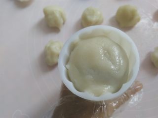 10、白玉饼皮月饼, 面团抹一层糕粉，放入模具