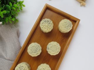 12、白玉饼皮月饼,很Q弹的饼皮月饼，吃不完的用保鲜盒装好放冰箱保存