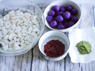 1、高颜值低热量，豆子变月饼,白芸豆，红豆提前泡一夜，紫薯提前蒸好碾成泥。