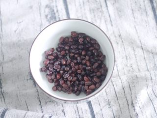 2、高颜值低热量，豆子变月饼,泡好的红豆加白糖50g，水300ml用电饭锅煮饭功能，煮至软烂，因为加了白糖，煮好以后每颗红豆都有一层糖浆包裹。