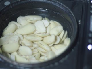 3、高颜值低热量，豆子变月饼,白芸豆泡一夜后去皮，加水没过芸豆同样用电饭锅煮饭功能蒸煮至软烂。