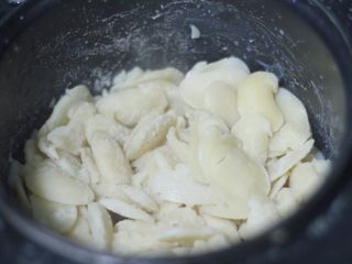 4、高颜值低热量，豆子变月饼,蒸煮好以后是这个状态。水分蒸干豆子也软了。