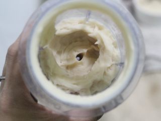 5、高颜值低热量，豆子变月饼,煮好的白芸豆加水，白糖，用料理机打至顺滑。