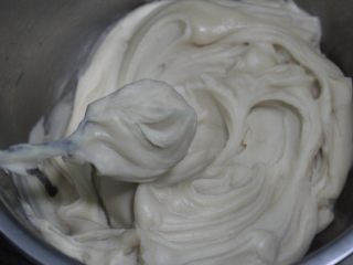 6、高颜值低热量，豆子变月饼,料理机比较小，分了三次打，全部打好以后是这种冰激凌状态。