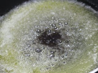 7、高颜值低热量，豆子变月饼,炒芸豆泥，黄油小火加热软化成液体。