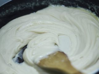 9、高颜值低热量，豆子变月饼,黄油和白芸豆泥搅拌好后改中火，铲子不能停要一直顺时针搅拌画圈。让水分蒸发。