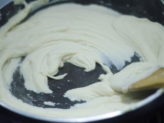 10、高颜值低热量，豆子变月饼,中火搅拌到这个断离状态改小火，继续顺时针搅拌。