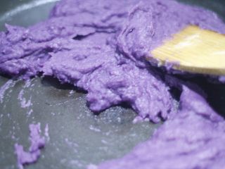 13、高颜值低热量，豆子变月饼,炒月饼馅，加黄油50g，豆油20g，同样中火转小火，不停搅拌炒干水份。