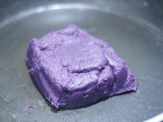 14、高颜值低热量，豆子变月饼,炒好的紫薯泥也可以揉成团。