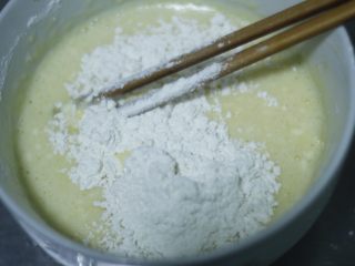 16、高颜值低热量，豆子变月饼,加1:2的低筋面粉和澄粉，如果不清楚干粉的计量，只需记住面糊的浓稠度和酸奶一样就对了。