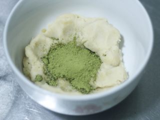 19、高颜值低热量，豆子变月饼,处理好月饼馅料，之前炒好的白芸豆泥也变凉了，加15g抹茶粉揉成面团，我用的是宇治抹茶粉，抹茶味道又浓又香，略带一丝茶苦。