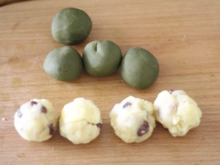 20、高颜值低热量，豆子变月饼,奶黄馅加入之前做好的蜜豆揉成大小一致的馅料球，想要月饼皮薄一点就把计量揪的比馅料少一点。