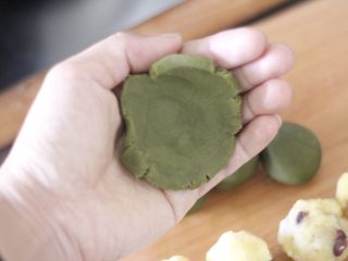 21、高颜值低热量，豆子变月饼,白芸豆做的月饼皮不用擀面杖，直接用手按扁，大小以你的手掌能握住为准。