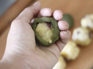 22、高颜值低热量，豆子变月饼,塞进馅料，大拇指把馅料一边往里面按一边收口，因为芸豆面团很软，比较容易塑形不留缝。