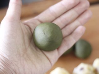 23、高颜值低热量，豆子变月饼,包裹好馅料的月饼球，用手掌搓圆。