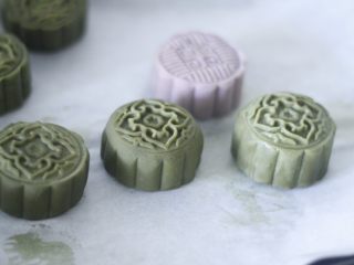 24、高颜值低热量，豆子变月饼,因为之前给宝宝做辅食冰箱里有剩下的紫薯球，又做了紫薯口味的，做法和抹茶的做法一样。压好形的月饼烤箱175度预热5分钟，低温烘烤15分钟，如果担心饼皮因为烘烤干裂，可以在饼皮上喷点水。