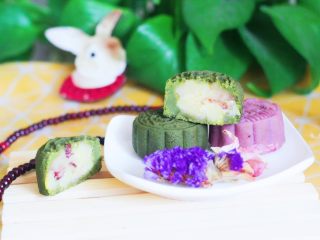 25、高颜值低热量，豆子变月饼,好了，烤过的桃山皮月饼会更香浓，最好放一天让它自己回油。搞定！这个版本的月饼比其他做法热量要低得多，一口下，绵软香甜，好吃极了，还没有罪恶感。